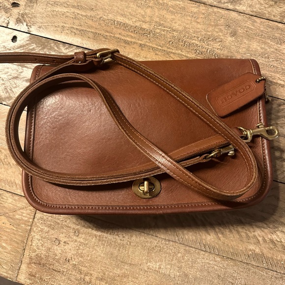 Coach Handbags - Vintage coach pocket purse British tan